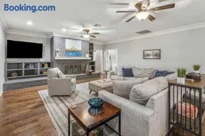 Modern Spacious 3 Bedroom Home - Image 3