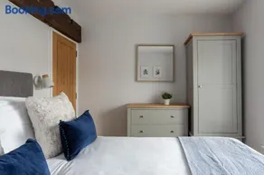 Luxury Apartment Woodsmill View - on the river - with balcony - Recently refurbished - Image 5
