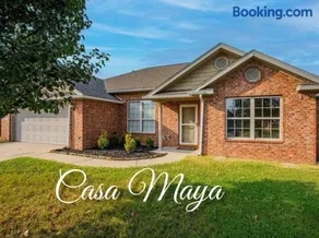4BR Home - Central to University of Arkansas & Walmart HQ - I-49 Access - Image 3