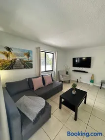 Apartment in Hollywood close to shops & beach 110 - Image 1