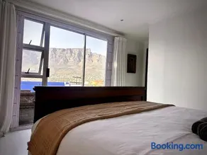 City Penthouse with Table Mountain views & hot tub - Image 4