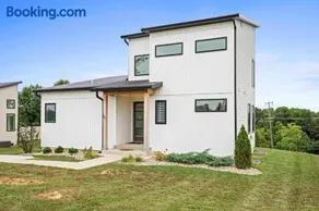 3-story home for 12 Near Ark with Hot Tub & Parking! - Image 2