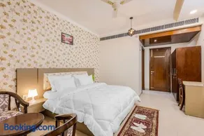 Eco-chic haven in Gurgaon with balcony - Image 2