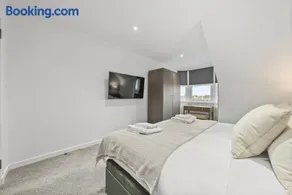 2 Bed Penthouse Apartment with Free Parking - 200m to Beach - 5 Mins From Town Centre - Ideal For Contractors - Image 3