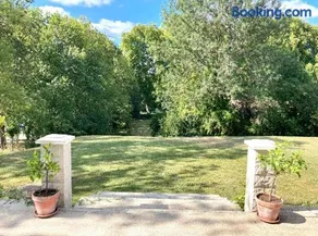 Stunning bedroom overlooking the Charente - Image 1