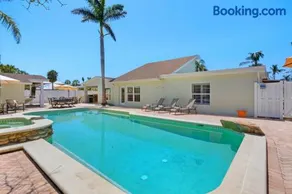 Water's Edge: Dog Friendly, Canal Front, Dock & Pool & Spa - Image 3