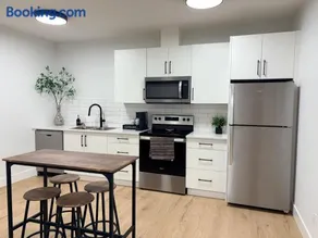 Upscale One Bedroom Suite in New Build - Image 2