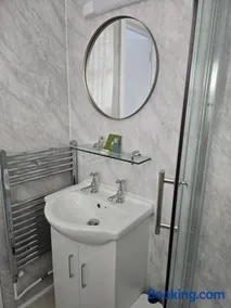 Shoreline Holiday Accommodation - Image 2