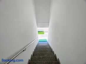 Apê pavimento superior com 2 quartos (ambos com ar), internet Privativa, próximo a praia de Taperapuã, Residencial Maria Vitoria condomínio com piscina e área gourmet - Image 4