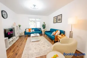 6 BR House with Free Parking, Garden & Fast WiFi - Image 3