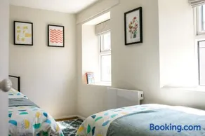 Stylish cottage in the heart of town - Image 4