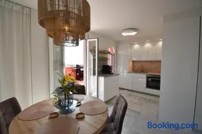 The Coral Breeze - Top Floor Apartment with Spectacular Views - Image 4