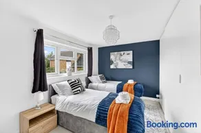 Modern House • Close to Town Centre • Driveway Parking • Fast WiFi • Self-Check-in • Yoko Property - Image 2
