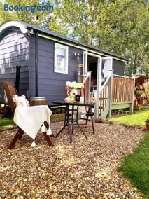 Whiskers and Woods Shepherd Hut - Image 4