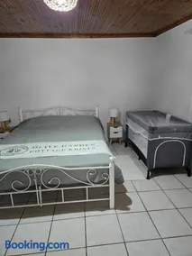 Olive garden cottage, Krines - Image 3