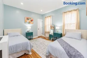 Stylish 3 Bedroom Apartment - Image 1