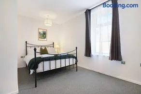 Bright 2BR Sleeps 4 Strong Wi-Fi by Stay With Us - Image 3