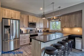 Semi-Lakefront Luxury Retreat In Blind Bay, Bc Cottage - Image 3