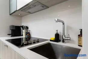 Modern 1BR Escape in Prime Yorkville - Image 4