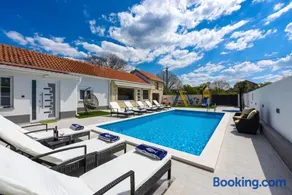 Villa Mare - with HEATED POOL - Image 4