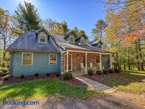 Lakeslee Lodge: Spacious 6BR retreat with lake access and community pool in Oakland MD. - Image 1