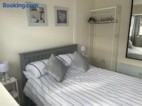 Pebbles 144 South Shore 2 bed chalet 2 dog friendly, sleeps 4 - Image 4