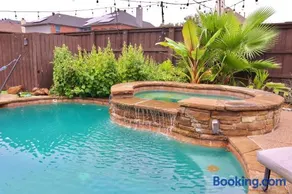 Luxurious 5-Bed home with heated Pool, Jacuzzi, Media Room, Grill and several living spaces! - Image 1