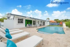 La Femme luxe Paradise - HtdPool, Mini Golf, 5 Bedrooms, Jacuzzi, Game Room, BBQ,Pickleball - Image 5