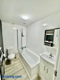 Cosy 2 Bed Flat, Up to 6 Guests, Plus 4 Onsite Free Parking Reading South M4 Jct 11 RG28PY - Image 3