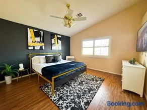 Spacious 4BR Fam Retreat King Bed WIFI And Parking - Image 1