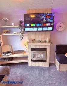 The Eden - Sleeps 8 Pet Friendly Free Wi-Fi With Patio & Hub Passes Camber Sands Cosy Spacious Modern 8 Berth Caravan - Image 5