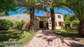 Villa avec piscine intérieur chauffée et parc privé au bord de mer à 3 minutes - Image 1