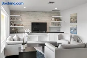Villa Coastal Cove Sparkling Pool Close to Beach BBQ En-Suite - Image 1