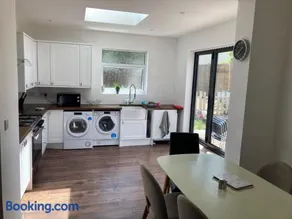 Spacious 4-bed sleeps 10 comfortably - Image 1