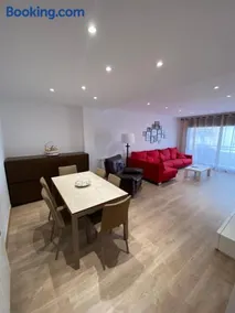 Piso muy amplio, completamente equipado, con terraza y parking, en una ubicación especialmente práctica para vivir todo el curso - Image 2