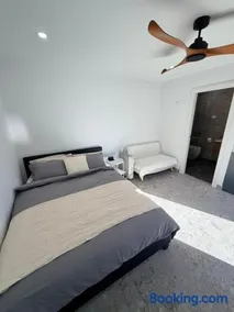 Sydney Studio with Private Bathroom & Kitchen - Image 3