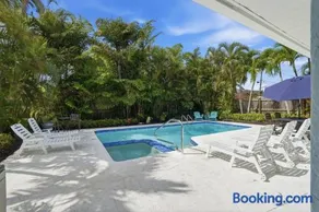 Beach-Ready Pool & Spa Home Bikes Gear Included - Image 1