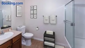 Holiday in LA - 1br with Free parking, Laundry, Pool - Image 4