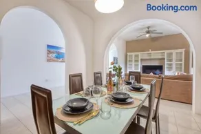Luxury Villa Private pool BBQ & 5star amenities - Image 2