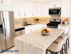 Stylish California Cottage,Private Backyard,15 Min to Manhattan Beach & LAX - Image 4
