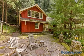 Waterfront lodge on 24 acres with patio & fireplace - Image 1