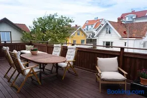 Sunny Central Kungshamn Apartment with 3 Balconies - Image 2