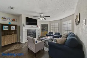Pool Villa- Near Airport & Downtown, Fire Pit, Foosball - Image 2