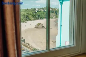 Luxury sea-view apartment in Tenby - Floral Corner - Image 3