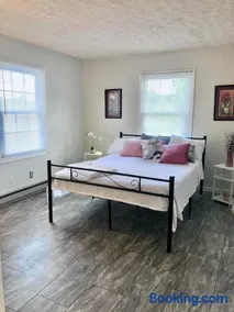 Trestle Creek Farm- farmhouse suite - Image 1