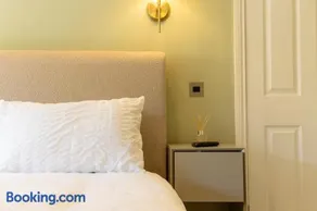 FREE parking, LARGE House for Contractors & Families, Sleeps 5, 4 miles to BLACKPOOL - Image 3