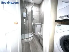 Shirley House 4, Guest House, Fully Equipped Kitchen with Fridge, Washer, Dryer, Self Catering, Self Check in, Great for Contractors, 5 min to BAT, 20 min to Fawley Refinery, close to Southampton Central, Ideal for Longer Stays - Image 4