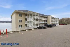 Peaceful, Newly Built Lakefront Condo, w/ PWC Slip, Screened Balcony, 2 Pools & Elevator - Image 2