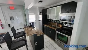 Bayfront Apartment Breathtaking Views- one bedroom w balcony- living room -Free Parking - Image 2