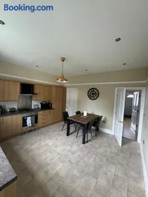 Spacious Private Room with TV in Shared House - Image 3